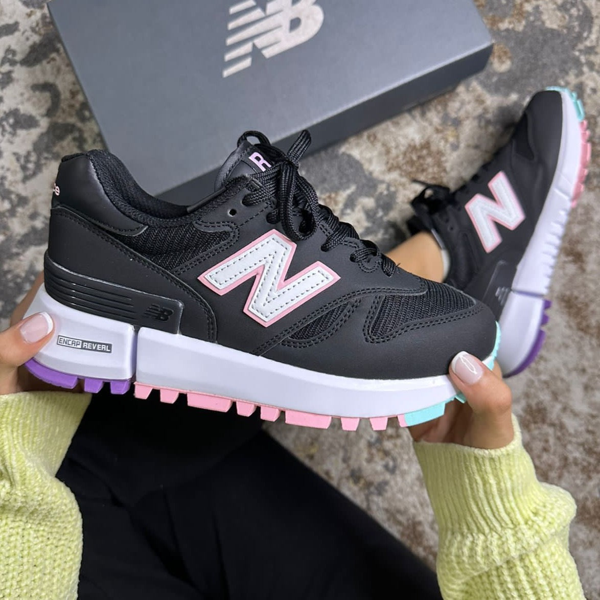 New Balance 574 Negro Rosa